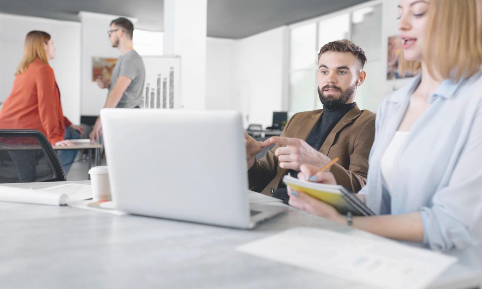 Outils de planification financière sur un bureau